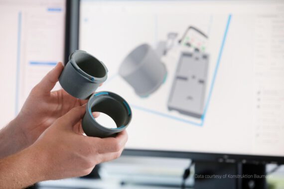 Additiv gefertigte Teile in Hand präsentiert