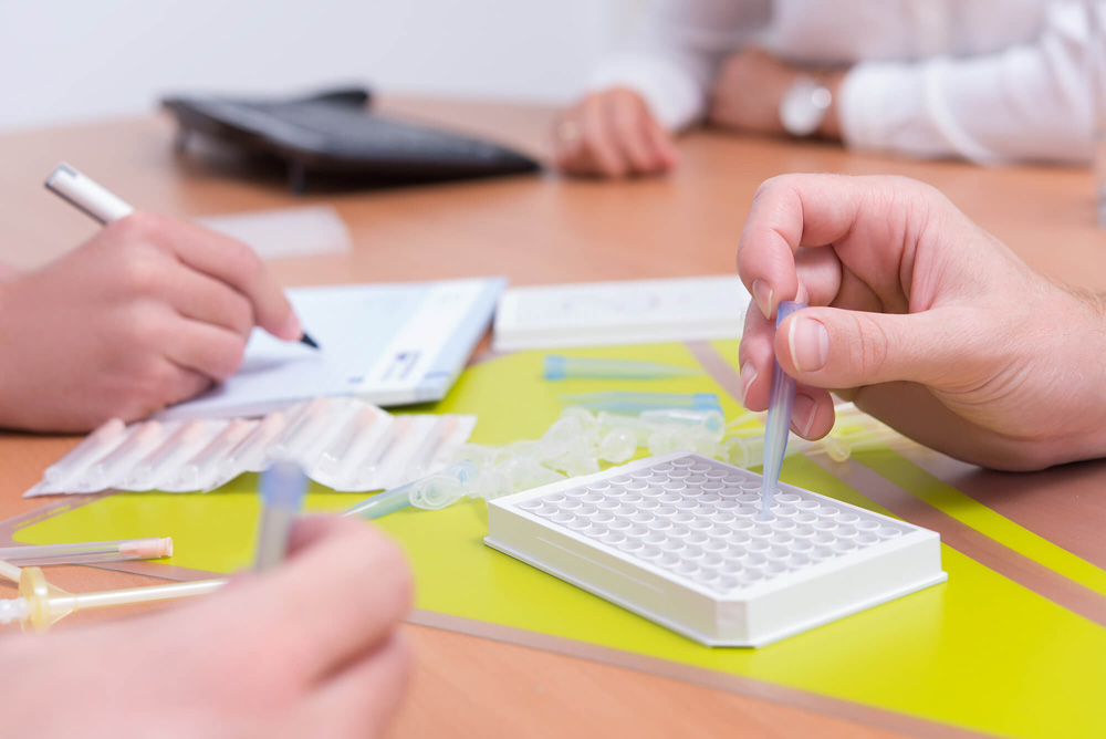 Pipettenspitze in Mikrotitterplatte
