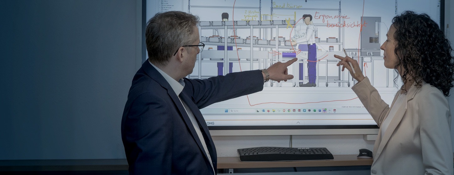 Technische Konzeptbesprechung an einem digitalen Whiteboard