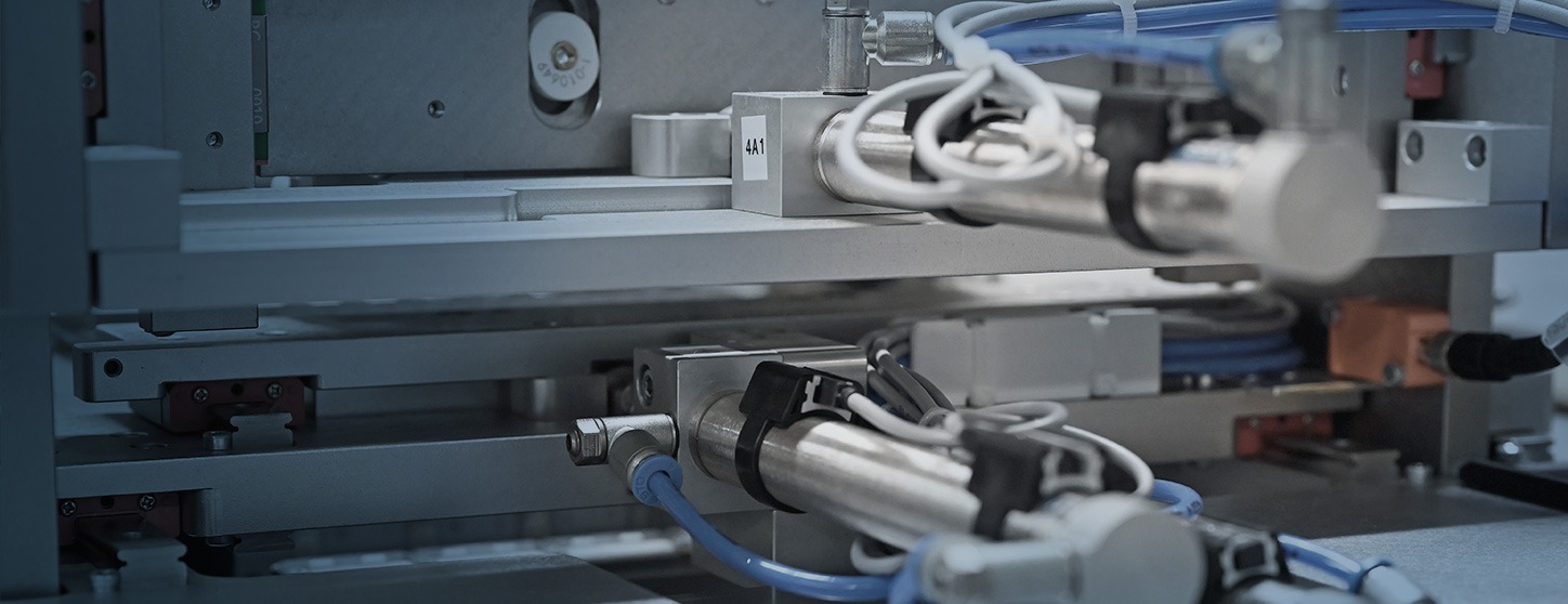 Ausschnitt einer kompakten Automationsanlage für hochpräzise Miniaturprozesse