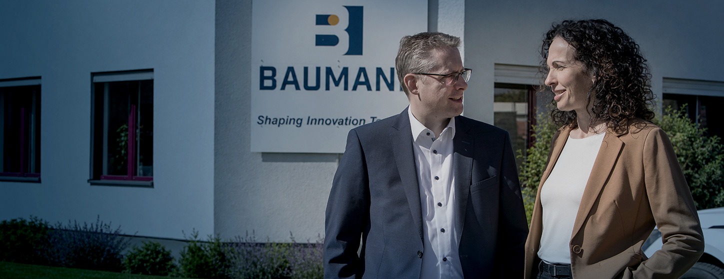 Dr.-Ing. Sybille Hopman und Dipl.-Ing. (FH) Christian Baumann vor dem Firmengebäude der BAUMANN Engineering OHG