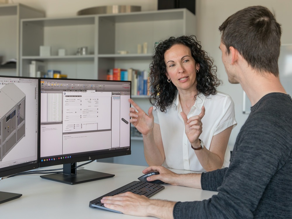 Ingenieurteam entwickelt gemeinsam eine kundenspezifische Automatisierungslösung am CAD-System