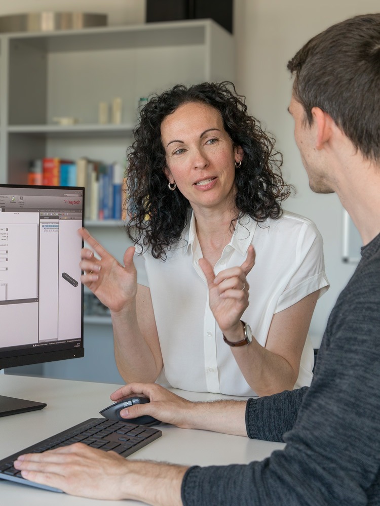 Ingenieurteam entwickelt gemeinsam eine kundenspezifische Automatisierungslösung am CAD-System